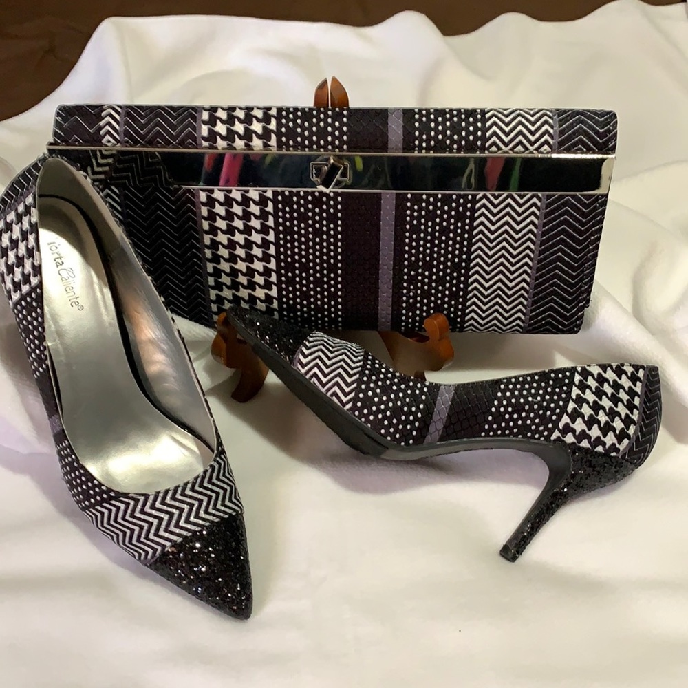 Torta Caliente Pumps and hand bag with chain.